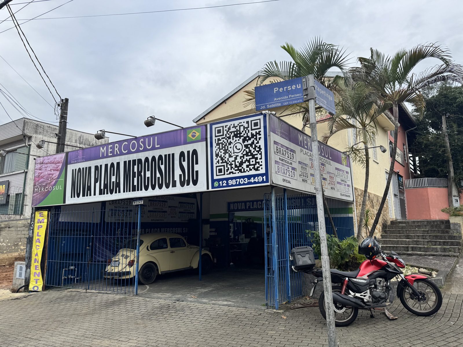 Fachada da Nova Placa Mercosul SJC na Av. Perseu, 1141, com o letreiro e a placa de rua da Avenida Perseu